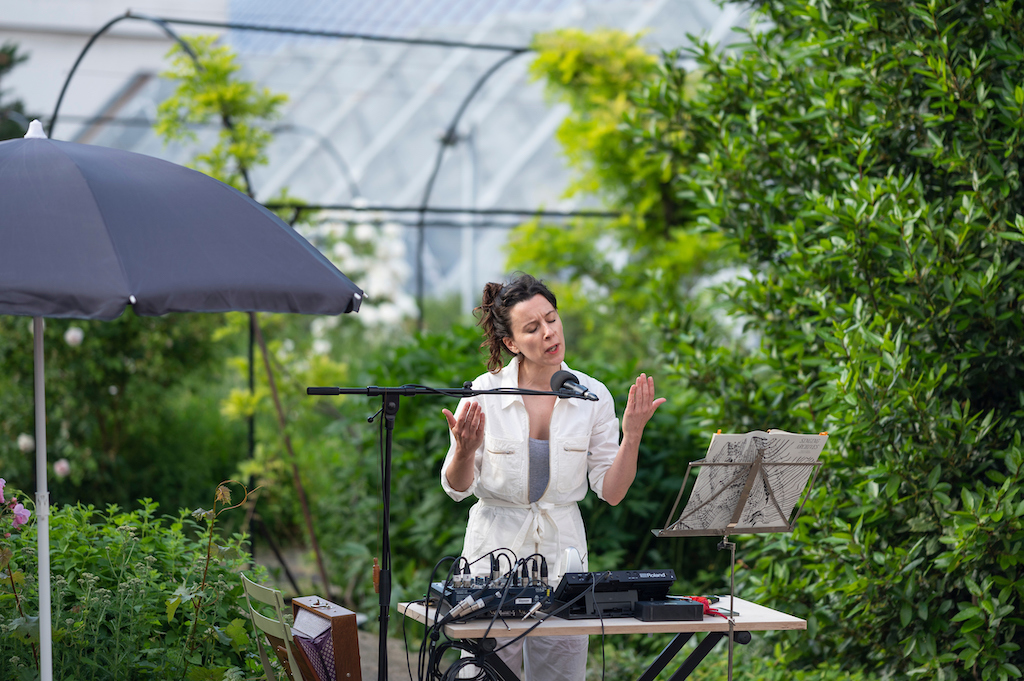 Émêtre/ Singing Archives de Myriam Pruvot au Festival Sur les bords #4, T2G © Martin Argyroglo